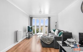 Onsitestays - Cosy 2-Bedroom Apartment With Free Parking, Wi-Fi & London Links